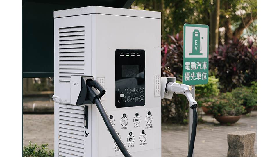 北市區處電動車充電示範場展示了2座具有「V2G雙向充放電功能」的50kW（瓩）直流雙槍充電樁，可同時供4輛車充電。